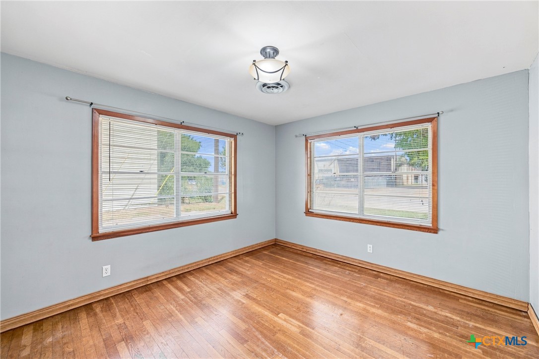 512 N Avenue F Property Photo 18