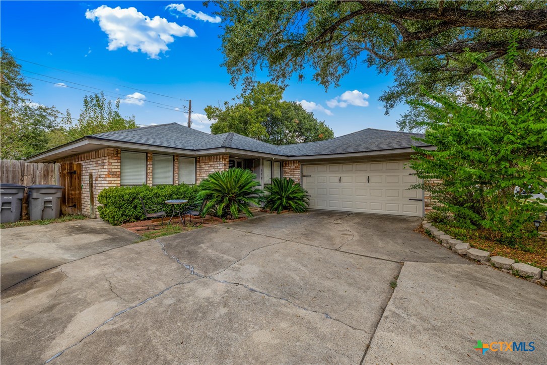 112 Laguna Drive Property Photo 1