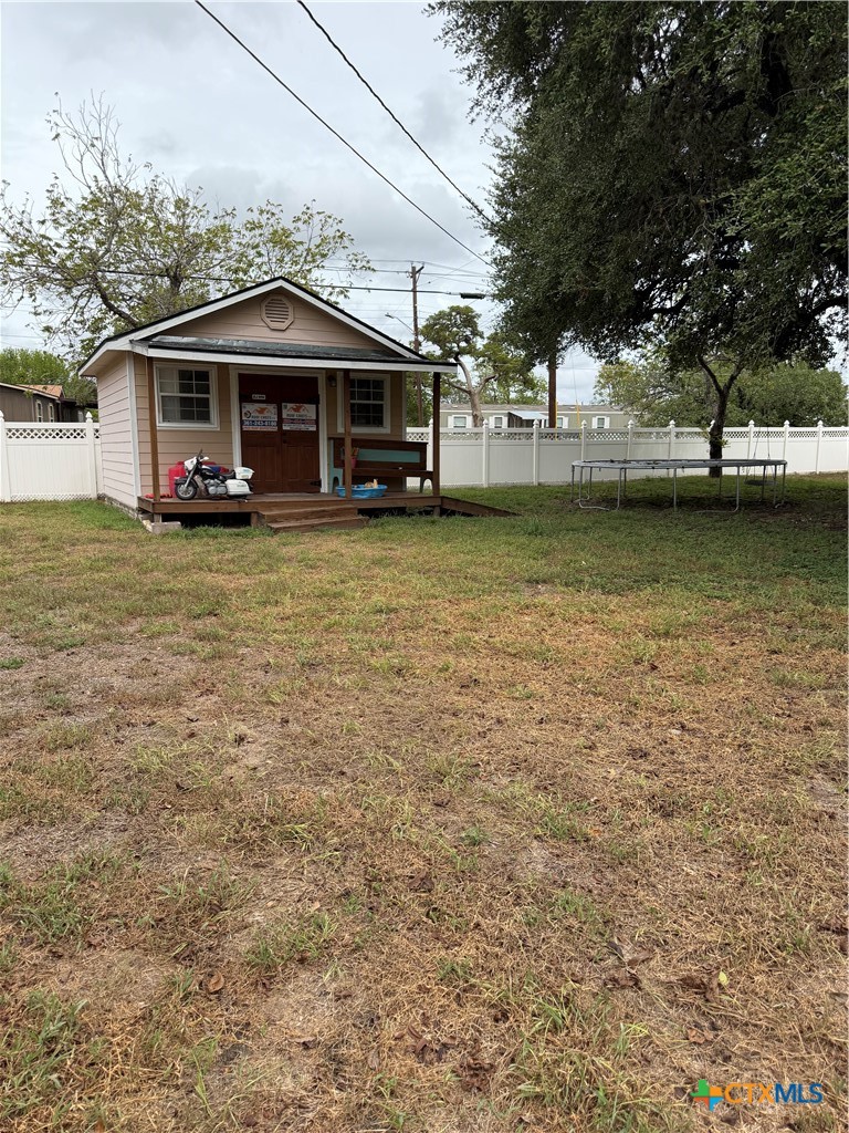 302 3rd St Property Photo 5