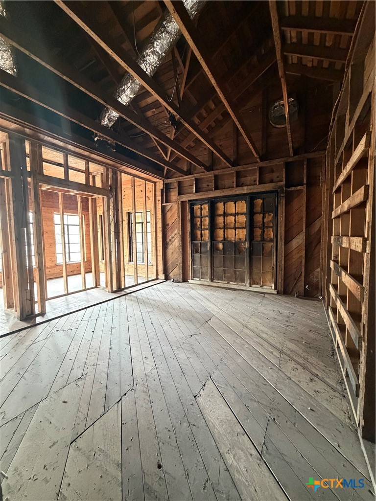 302 3rd St Property Photo 19