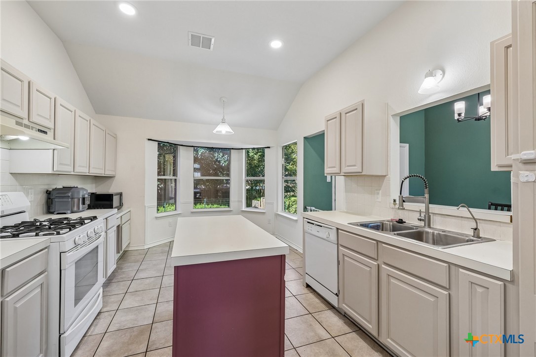 610 Sabine Circle Property Photo 4