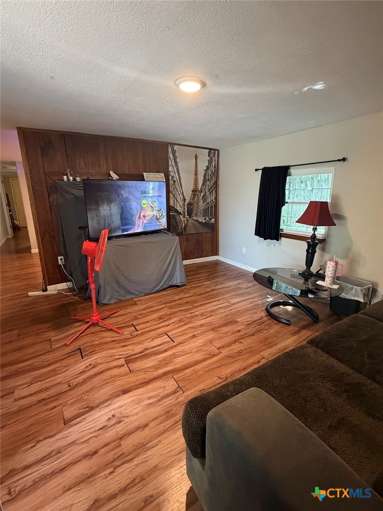 526 W Avenue C Property Photo 6