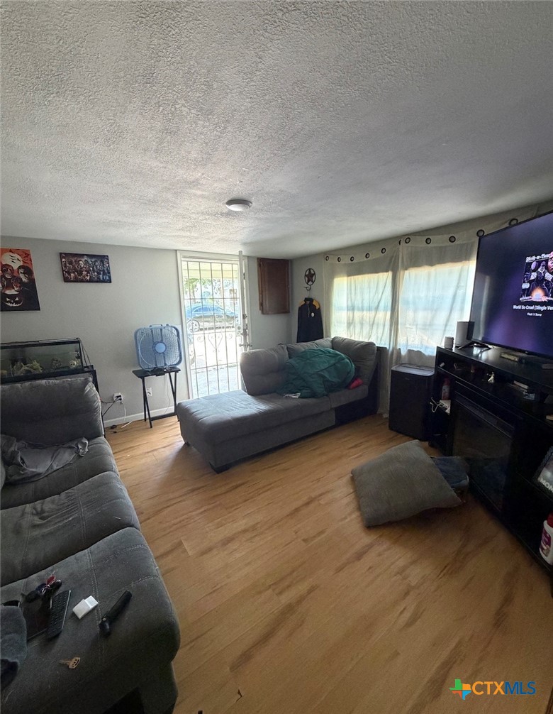 526 W Avenue C Property Photo 7
