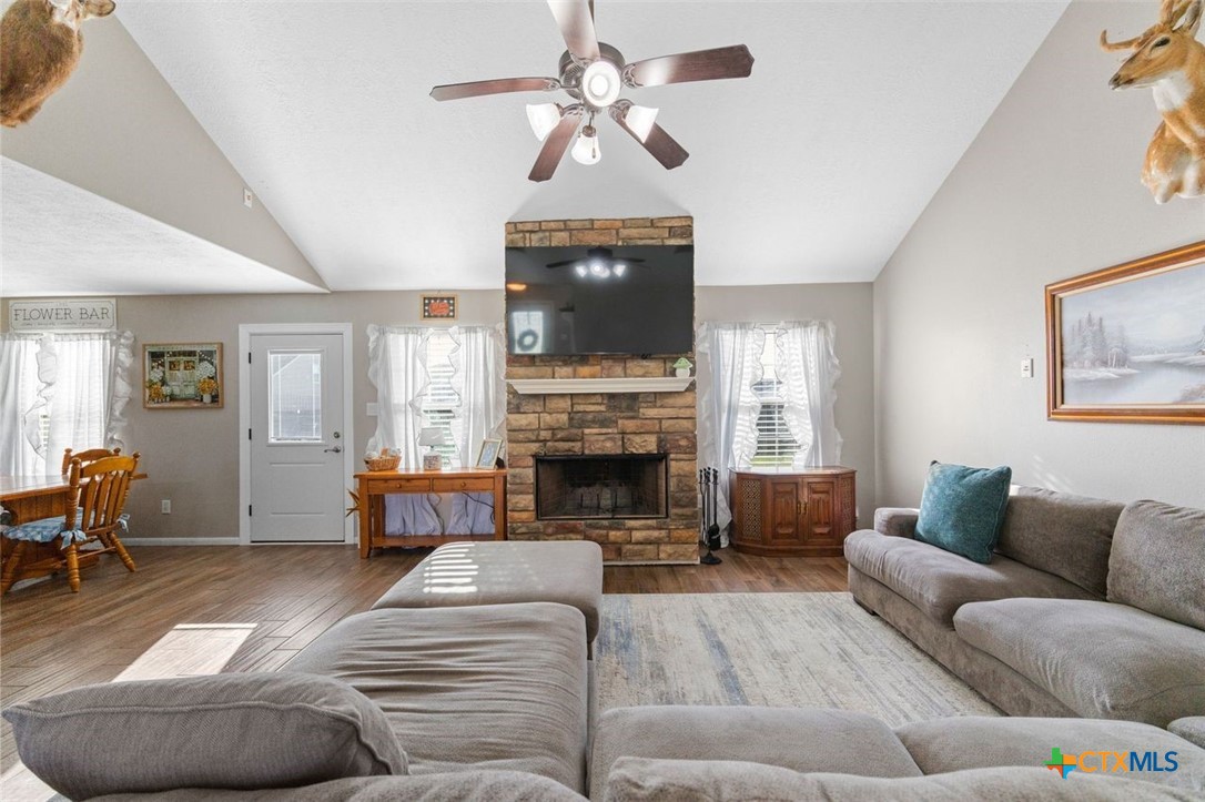 809 Buttercup Drive Property Photo 6