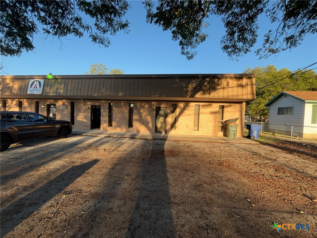 806 S Main Street B Property Photo 1