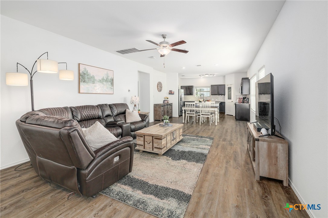 735 Circle Way Property Photo 1