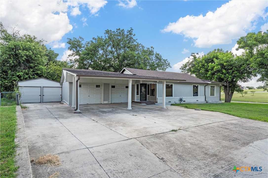 1524 E Avenue B Property Photo 2