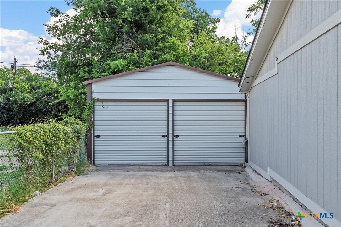 1524 E Avenue B Property Photo 3