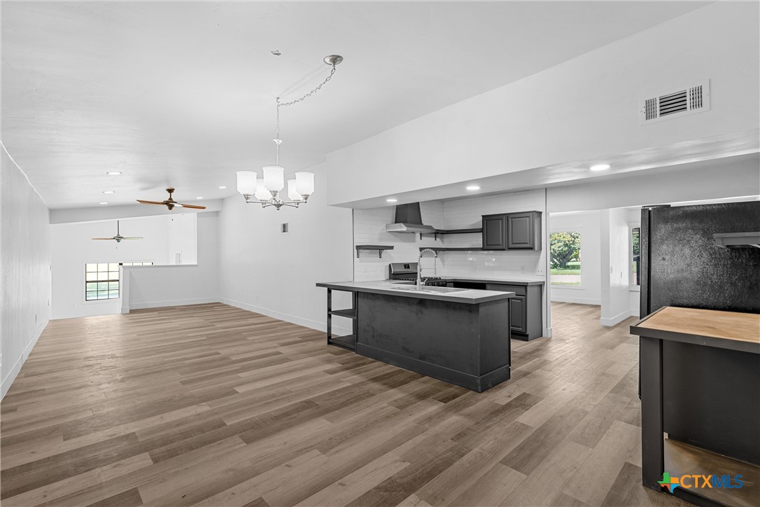 1524 E Avenue B Property Photo 6