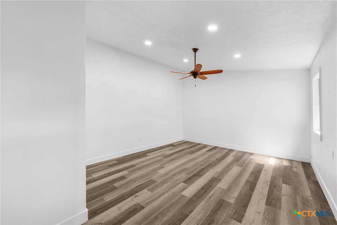 1524 E Avenue B Property Photo 14