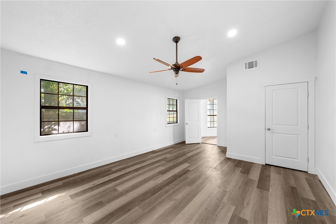 1524 E Avenue B Property Photo 15