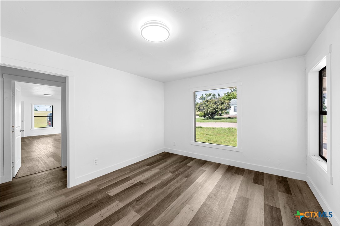 1524 E Avenue B Property Photo 16