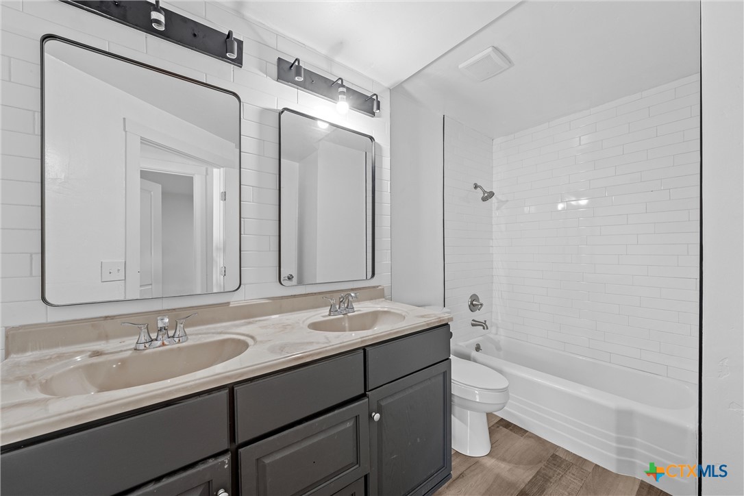 1524 E Avenue B Property Photo 17