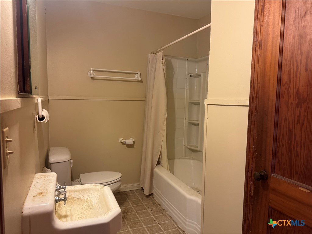 901 N Cameron Street Property Photo 8