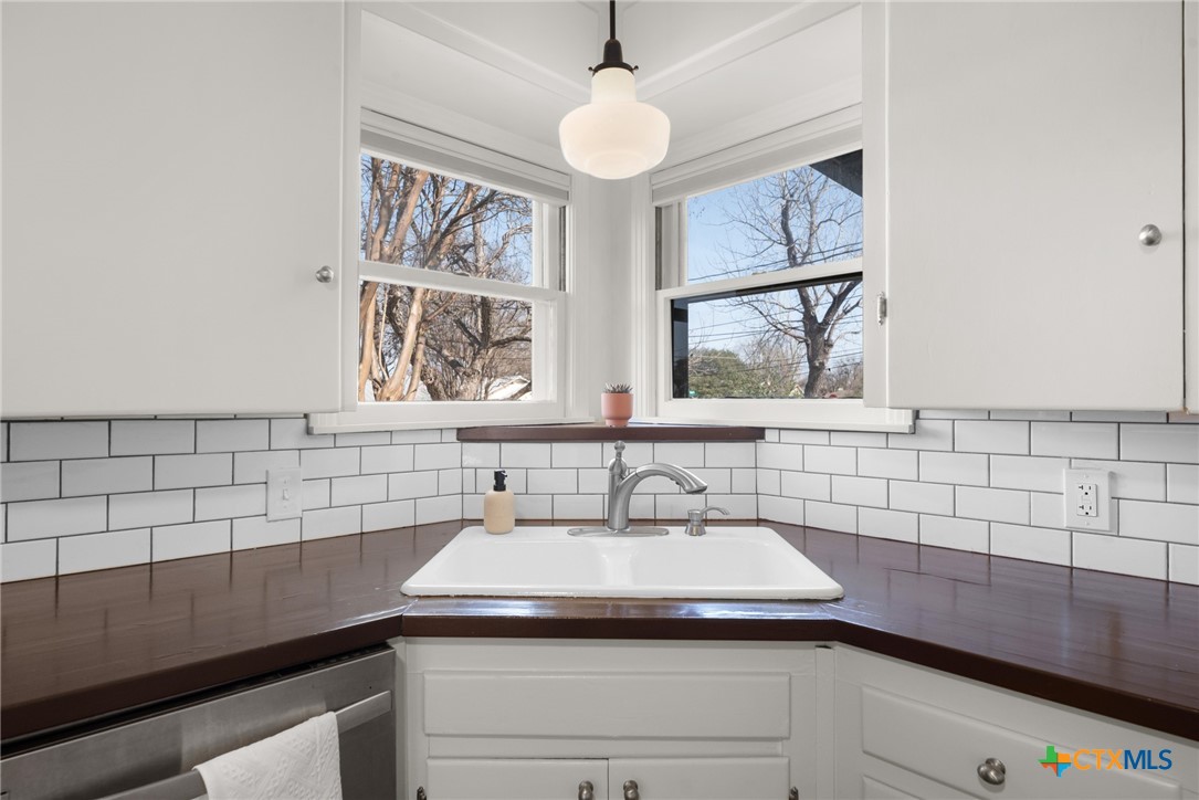 1345 Lee Street Property Photo 6