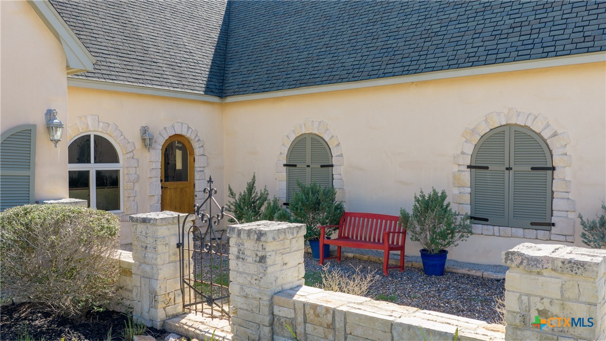 5904 Old Yoakum Road Property Photo 3