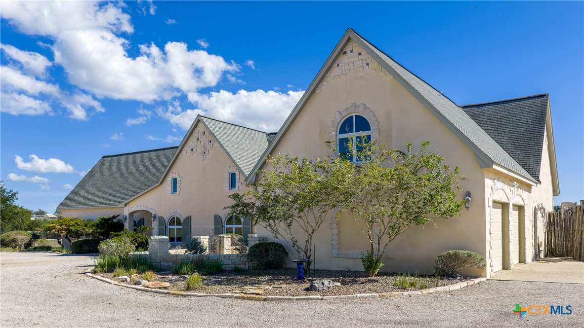 5904 Old Yoakum Road Property Photo 4