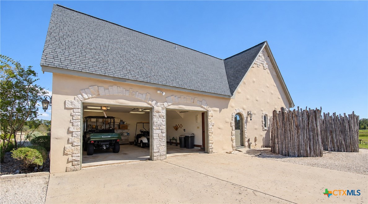 5904 Old Yoakum Road Property Photo 5