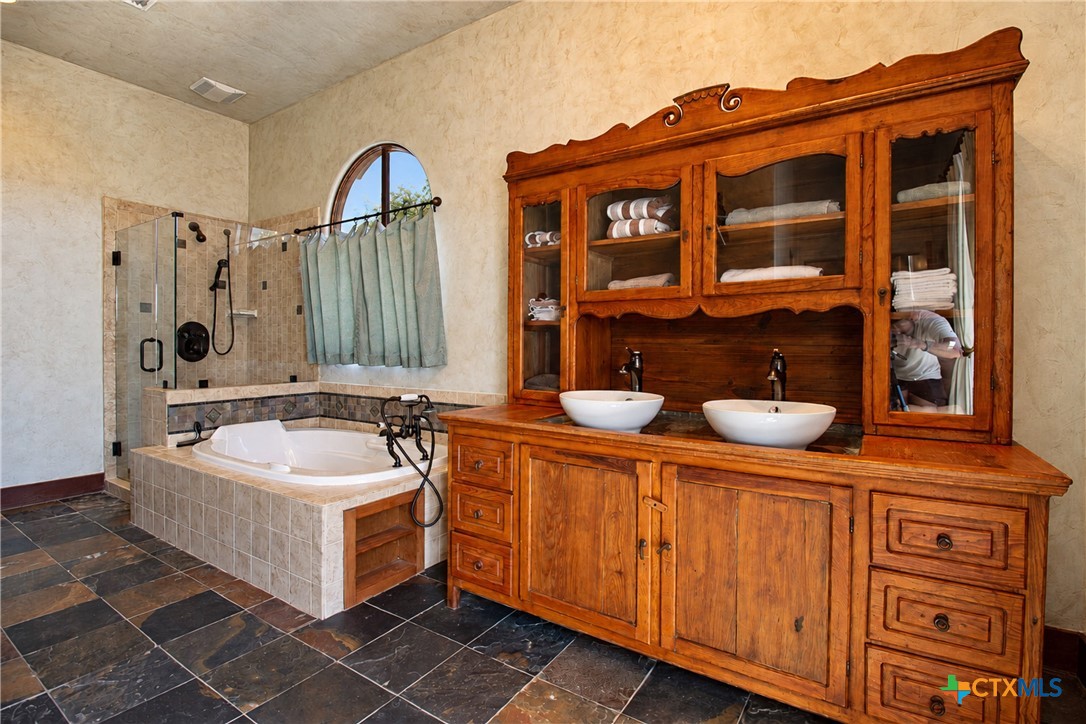5904 Old Yoakum Road Property Photo 19