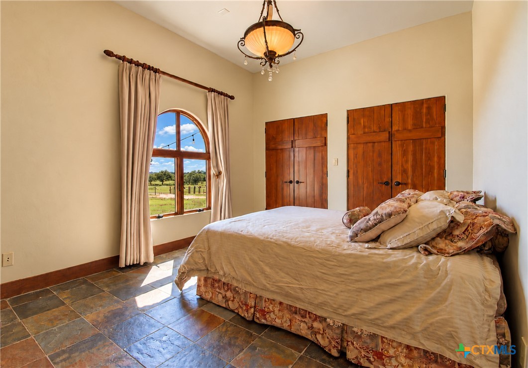 5904 Old Yoakum Road Property Photo 20