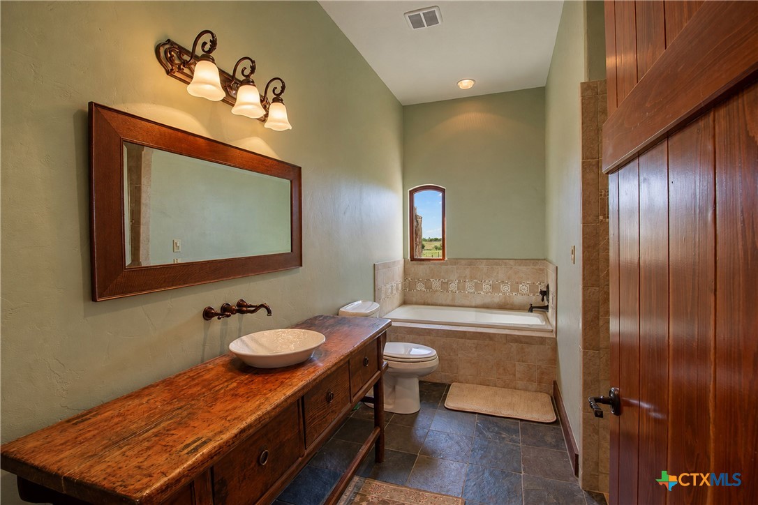 5904 Old Yoakum Road Property Photo 21