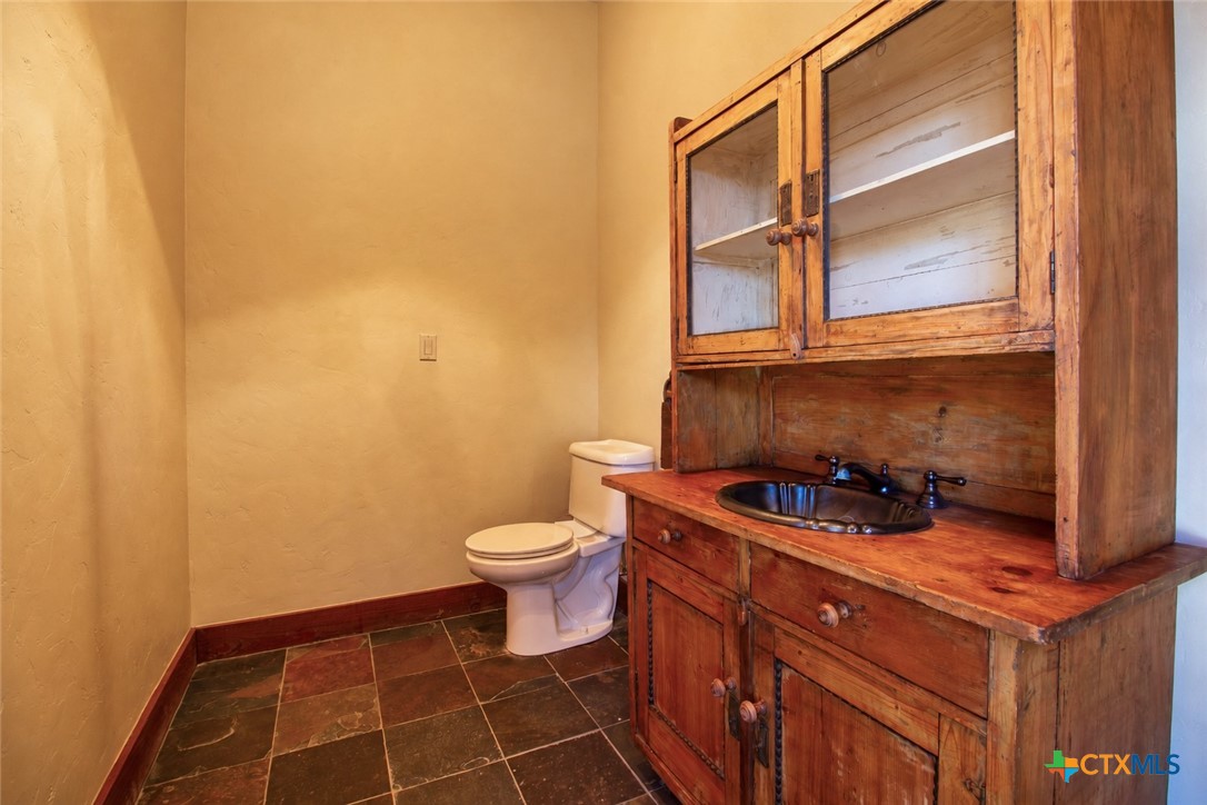 5904 Old Yoakum Road Property Photo 24