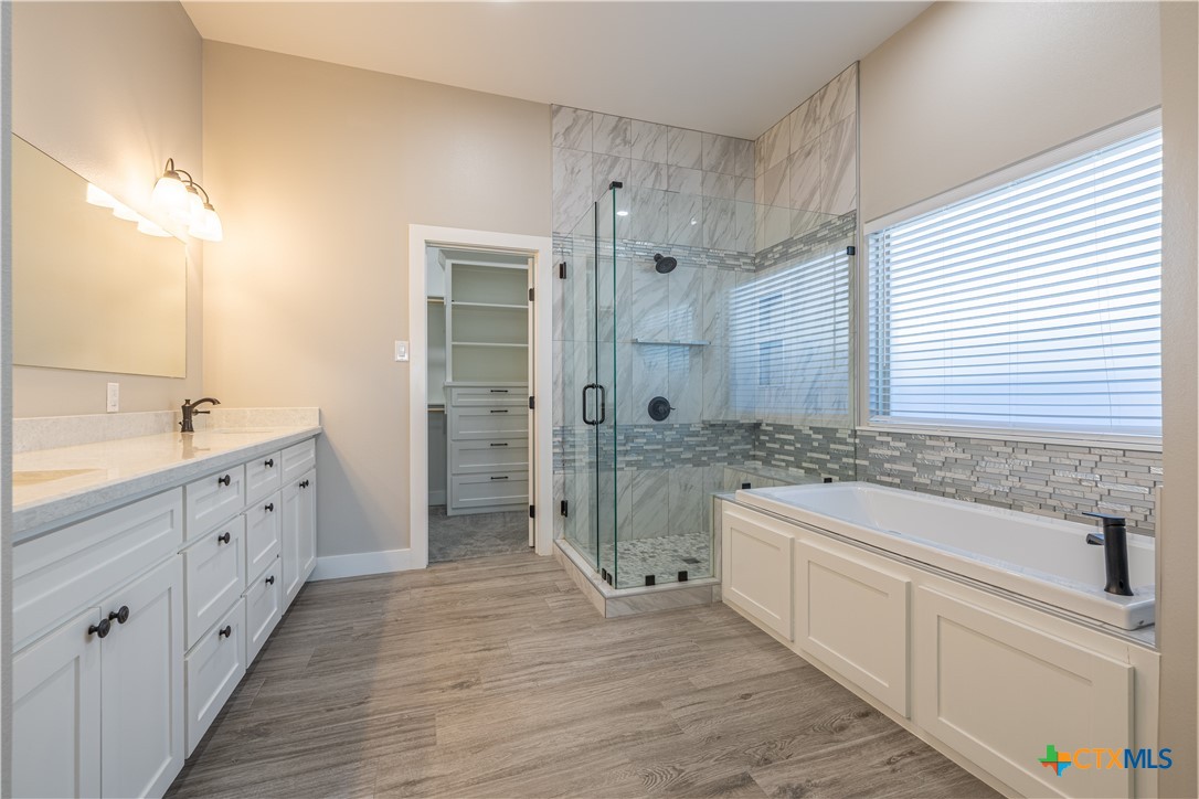 202 Golden Way Property Photo 8