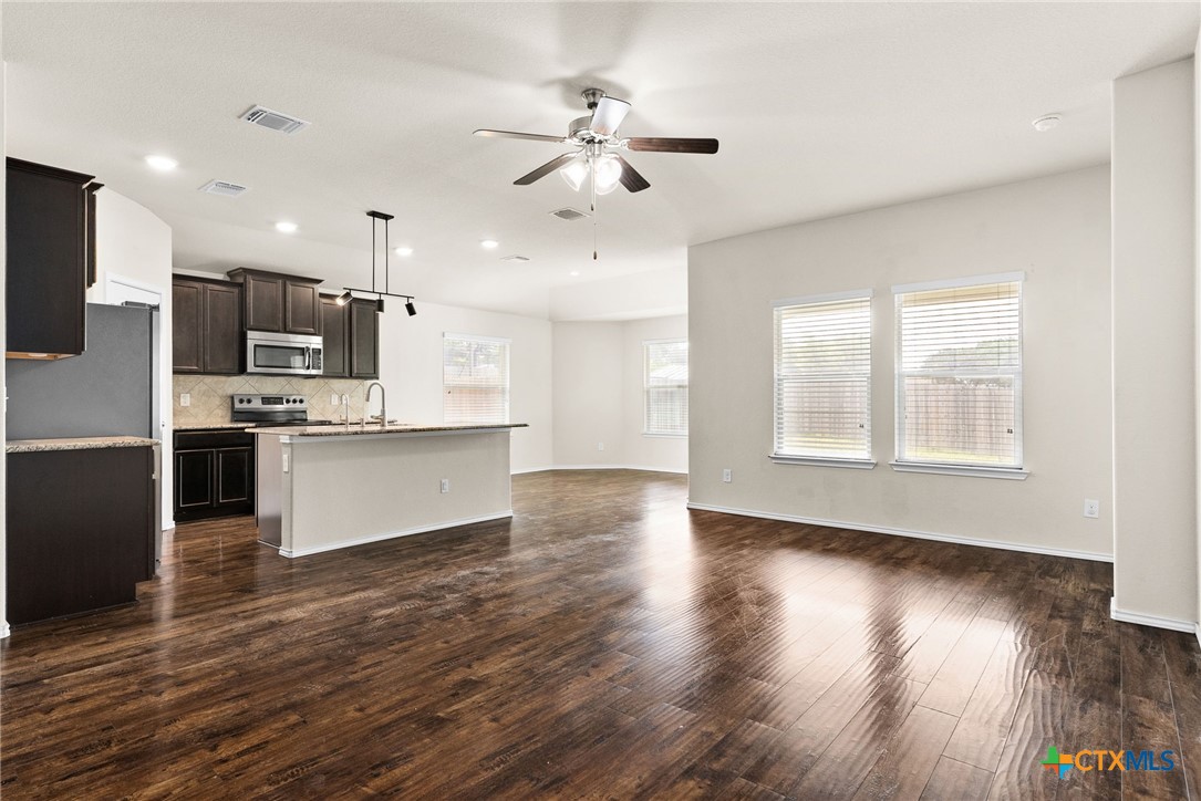 810 Hobby Road Property Photo 2