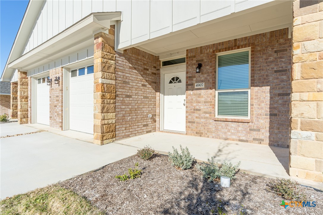 4907 Rose Garden Loop Property Photo 2