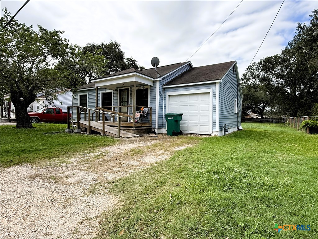 608 Hackberry Property Photo 2
