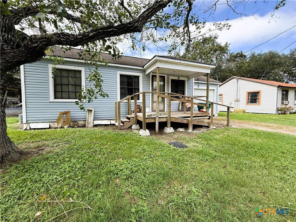 608 Hackberry Property Photo 3