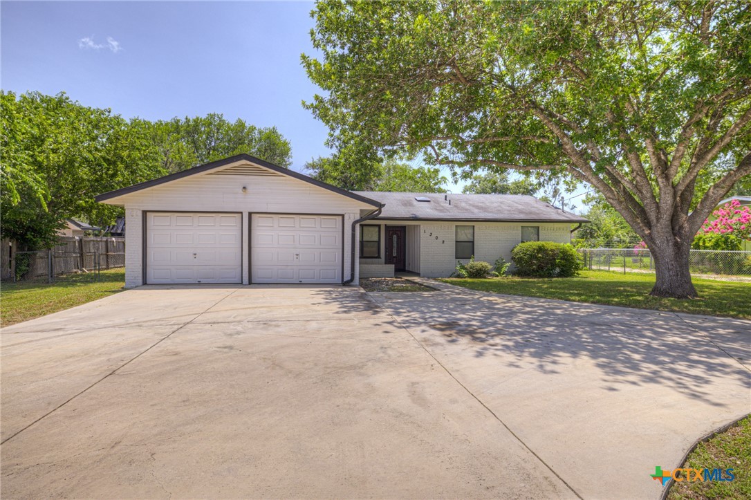 1302 S Mesquite Avenue Property Photo 2