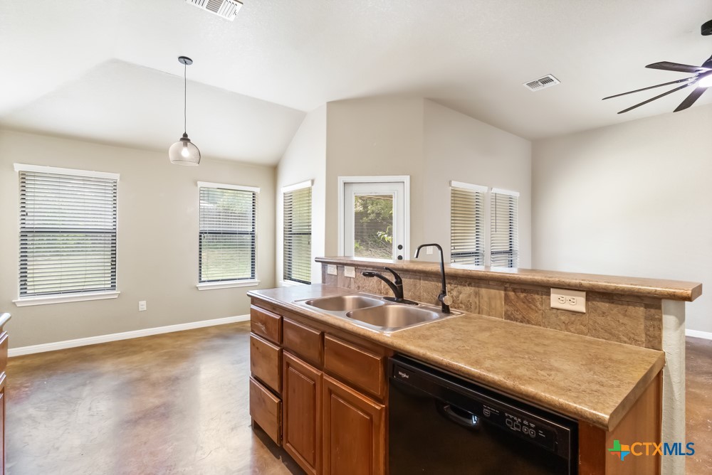 2015 Sungate Drive Property Photo 8