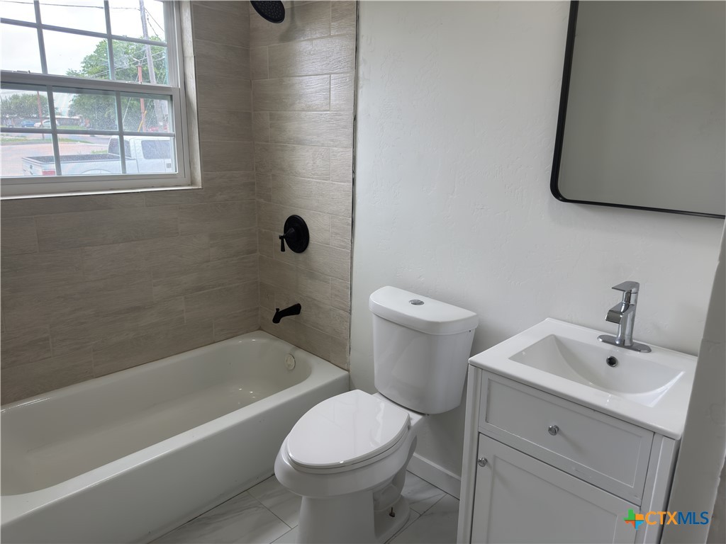 1702 E Heritage Avenue Property Photo 6