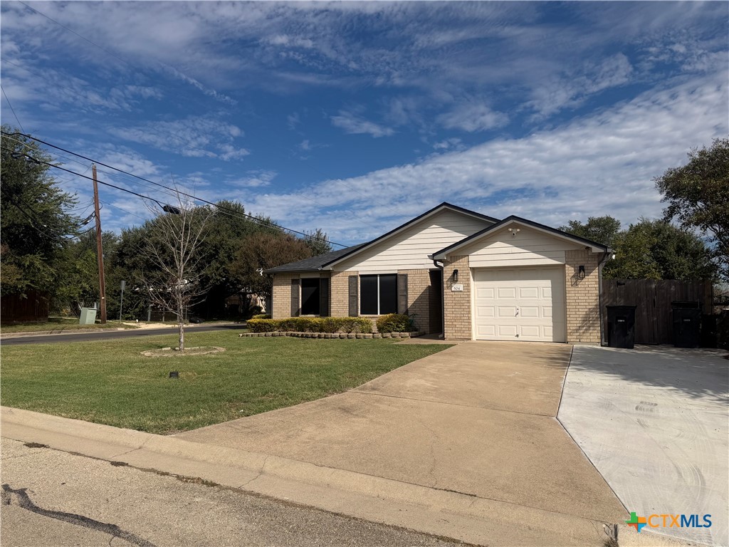 504 E Xavier Avenue Property Photo 1