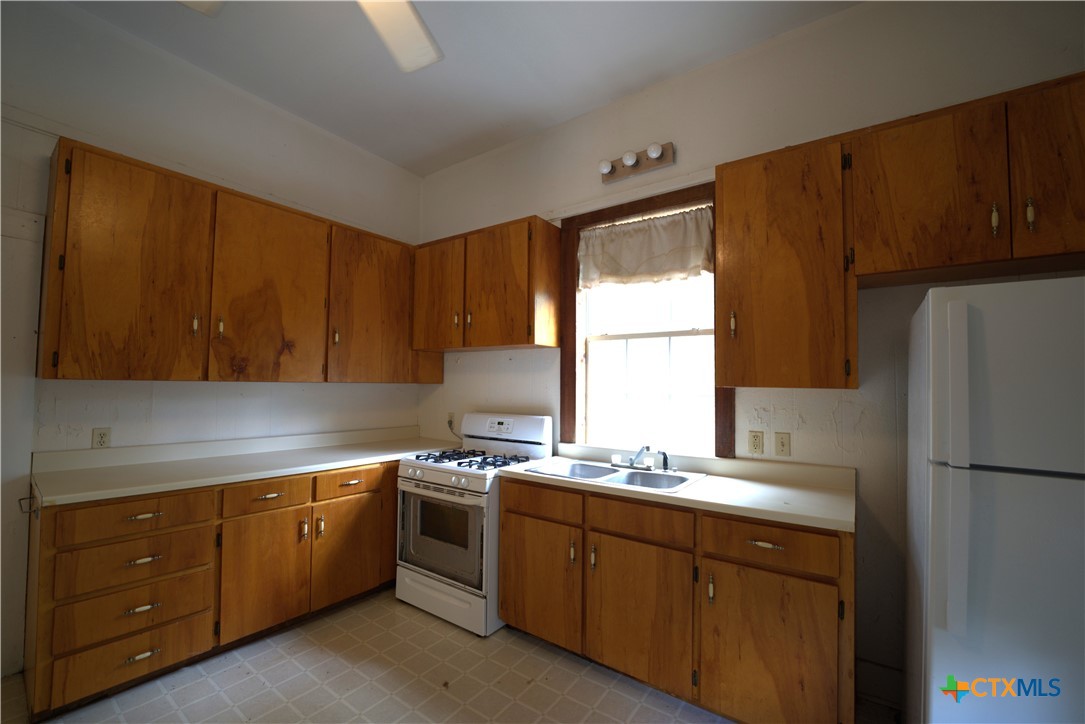 823 Midway Street Property Photo 11