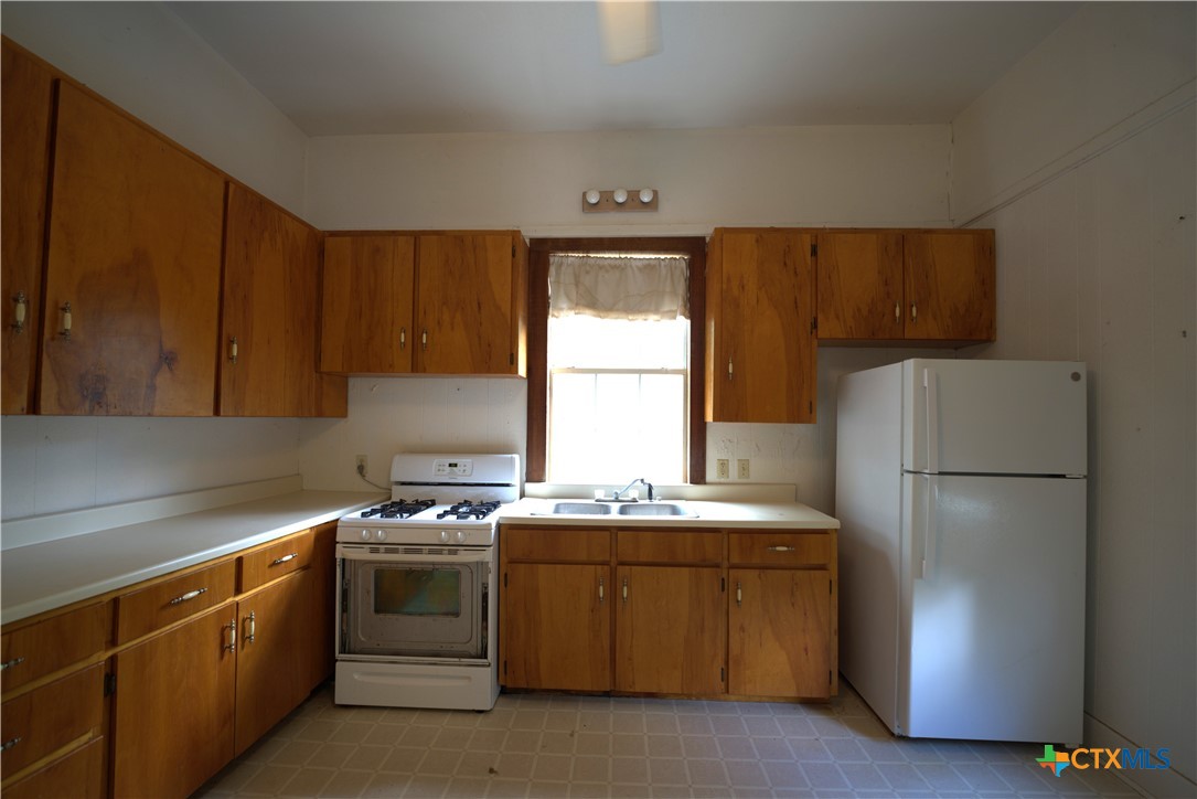 823 Midway Street Property Photo 12