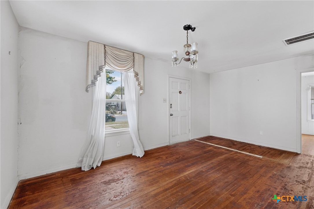 4703 Leslie Avenue Property Photo 9