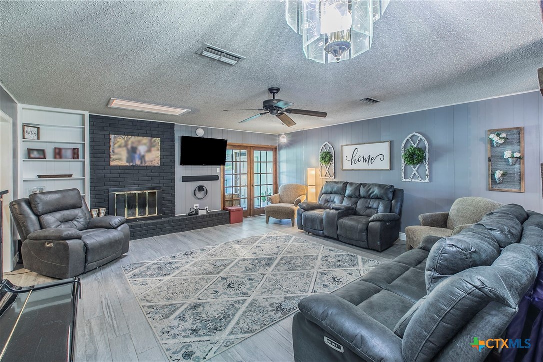 814 Estate Drive Property Photo 4