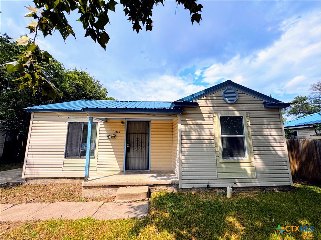 1203 E Avenue G Property Photo 1