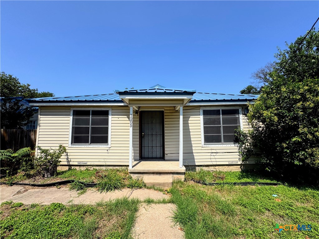 1205 E Avenue G Property Photo 1