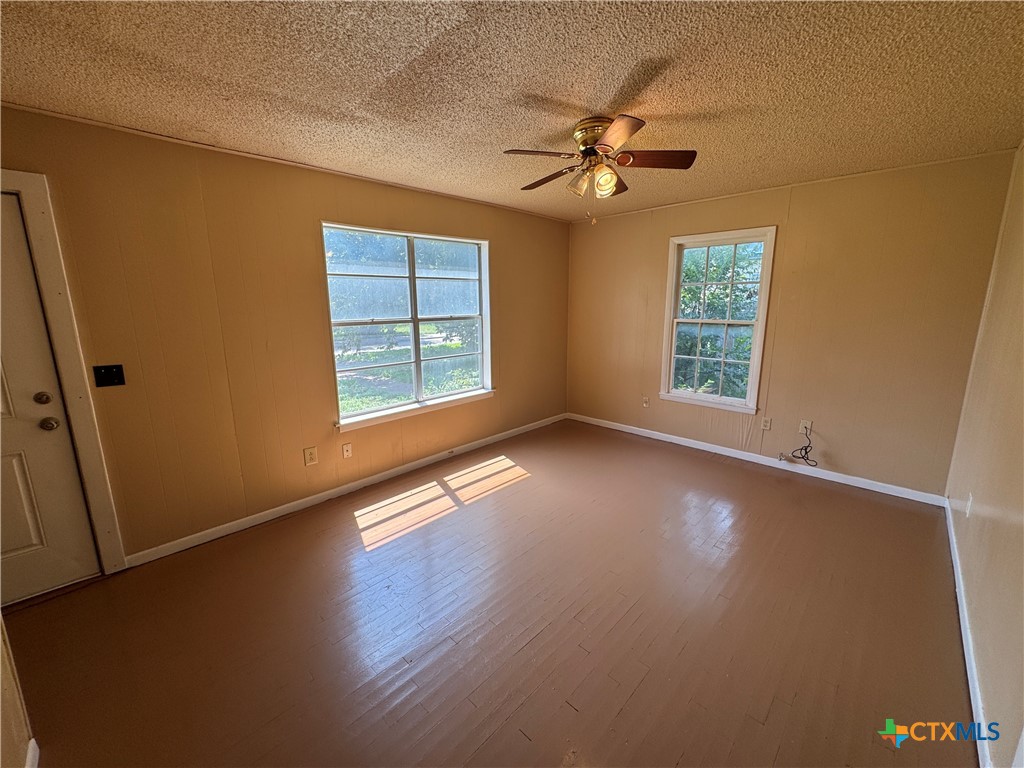 1205 E Avenue G Property Photo 2