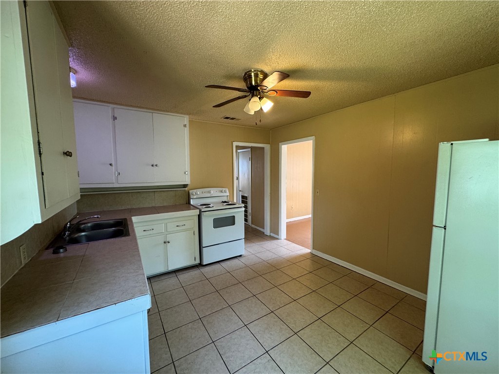 1205 E Avenue G Property Photo 5