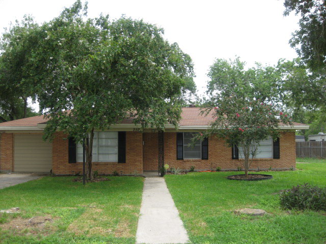 202 Cambridge Property Photo 1