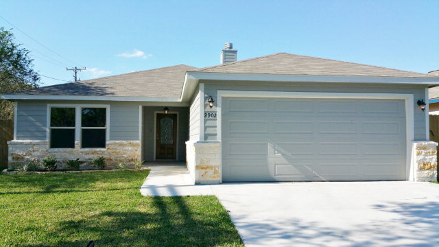 2902 Lenora Property Photo 1