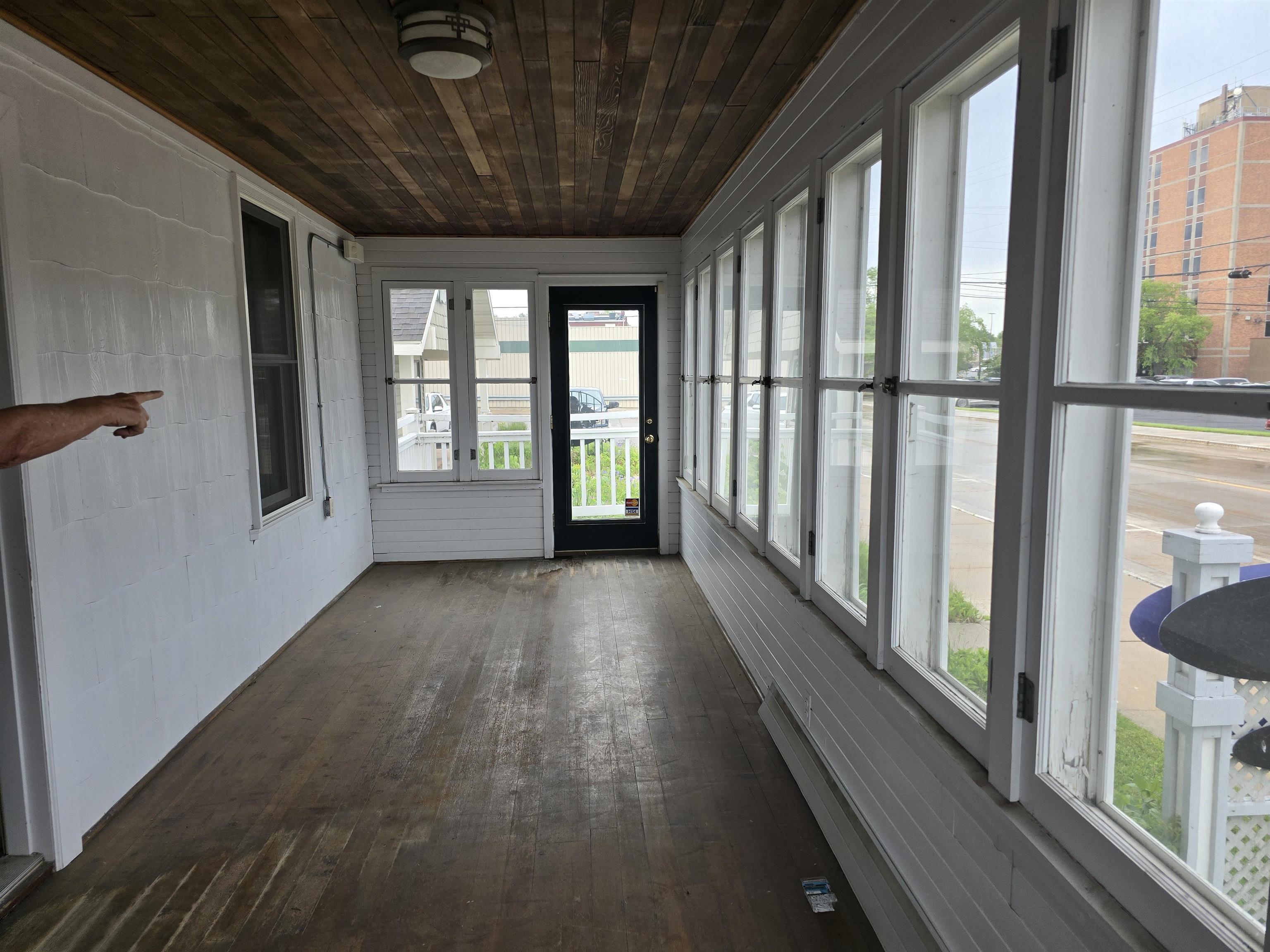 115 W 6th Street Property Photo 10