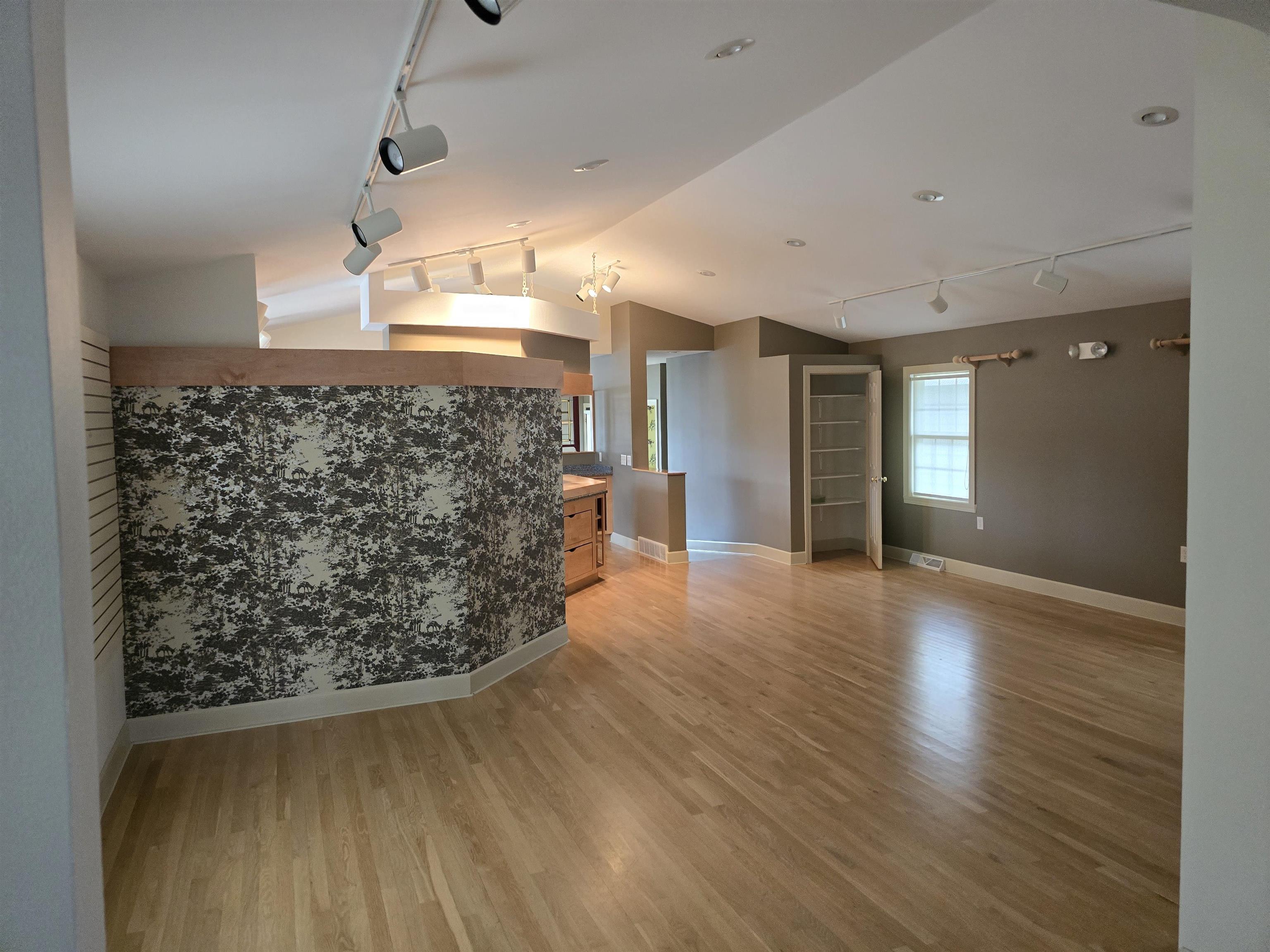 115 W 6th Street Property Photo 19