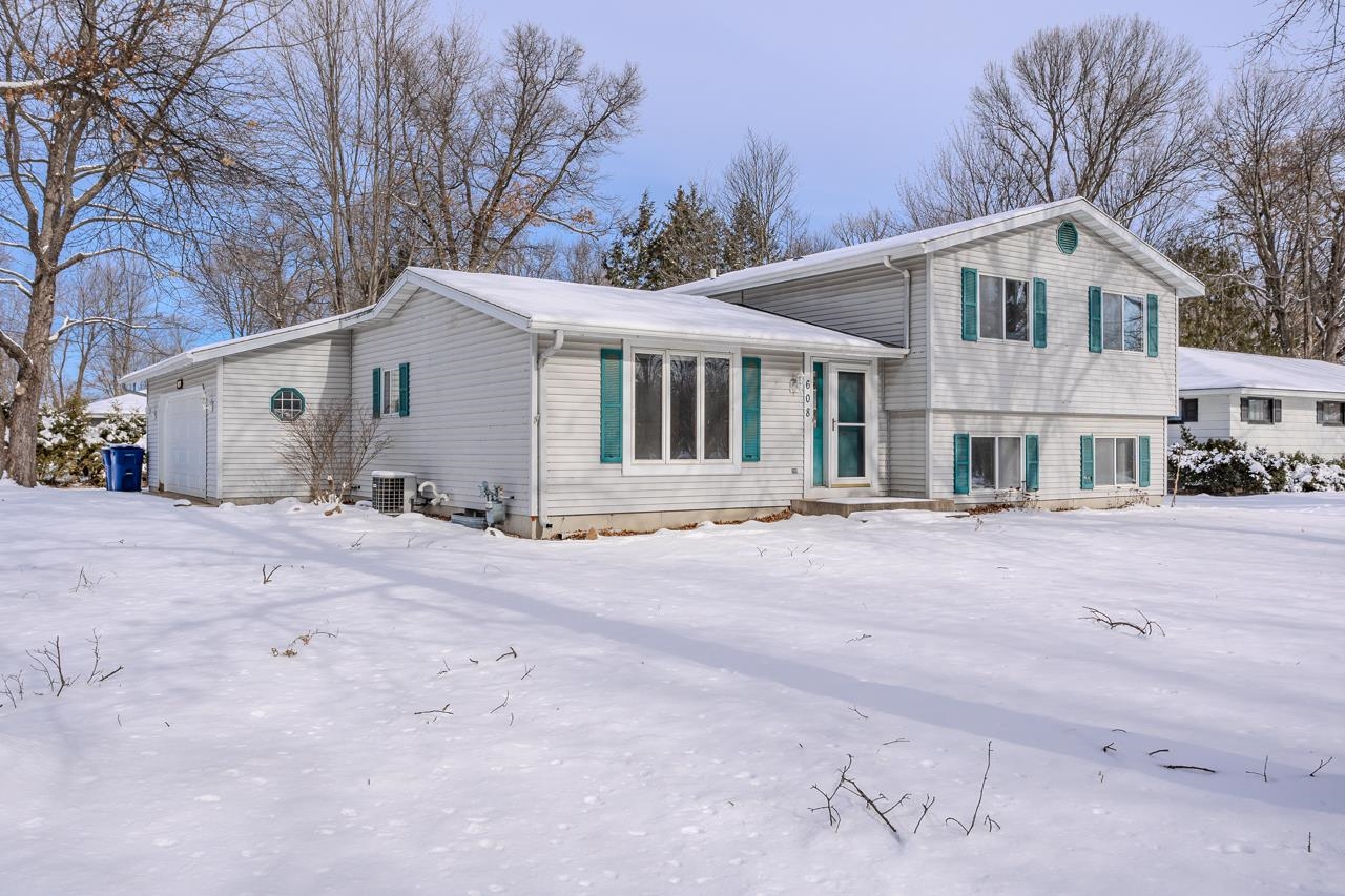 154166 Paramount Drive Property Photo 1