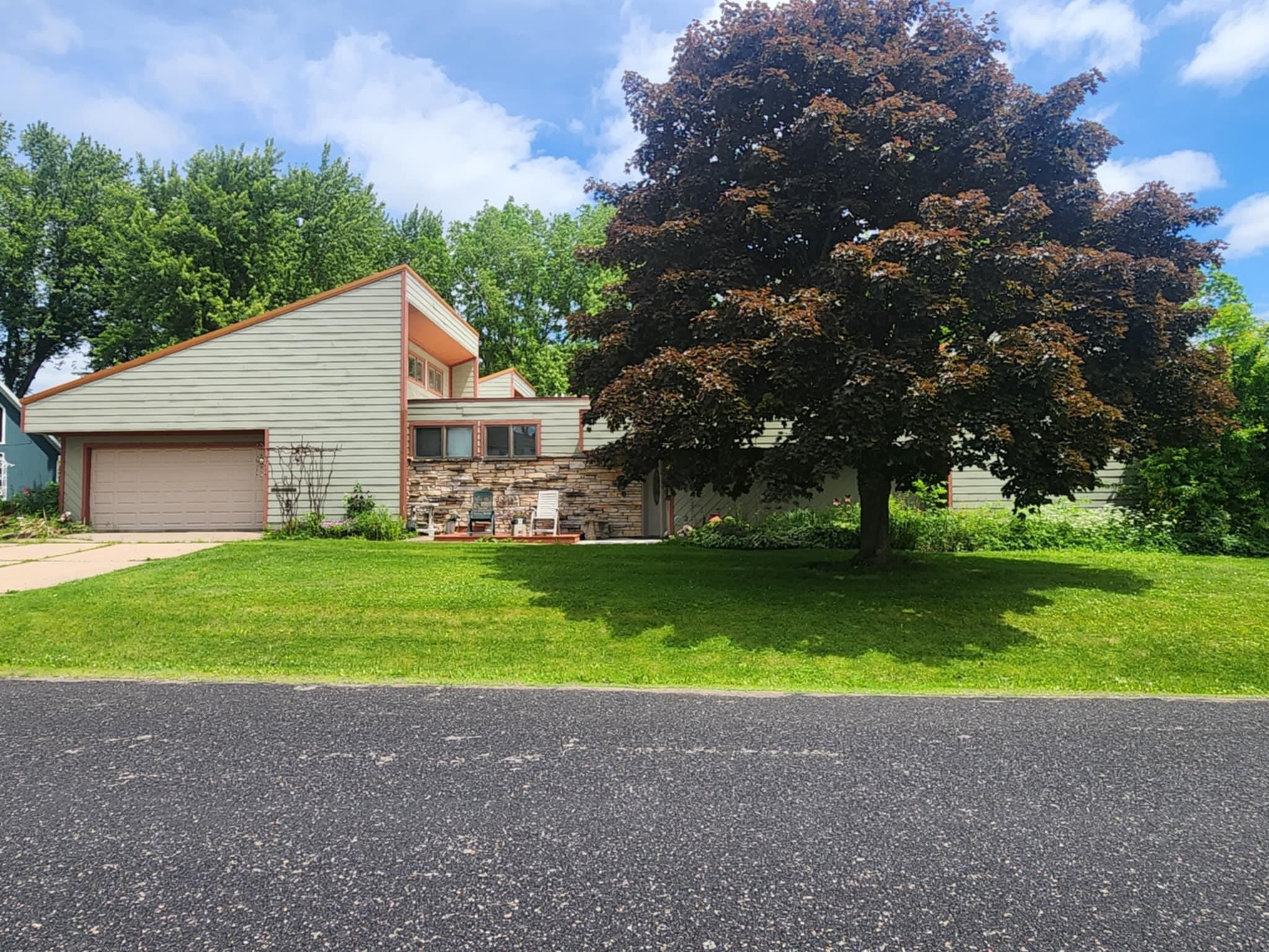 221 S Schmidt Avenue Property Photo 1