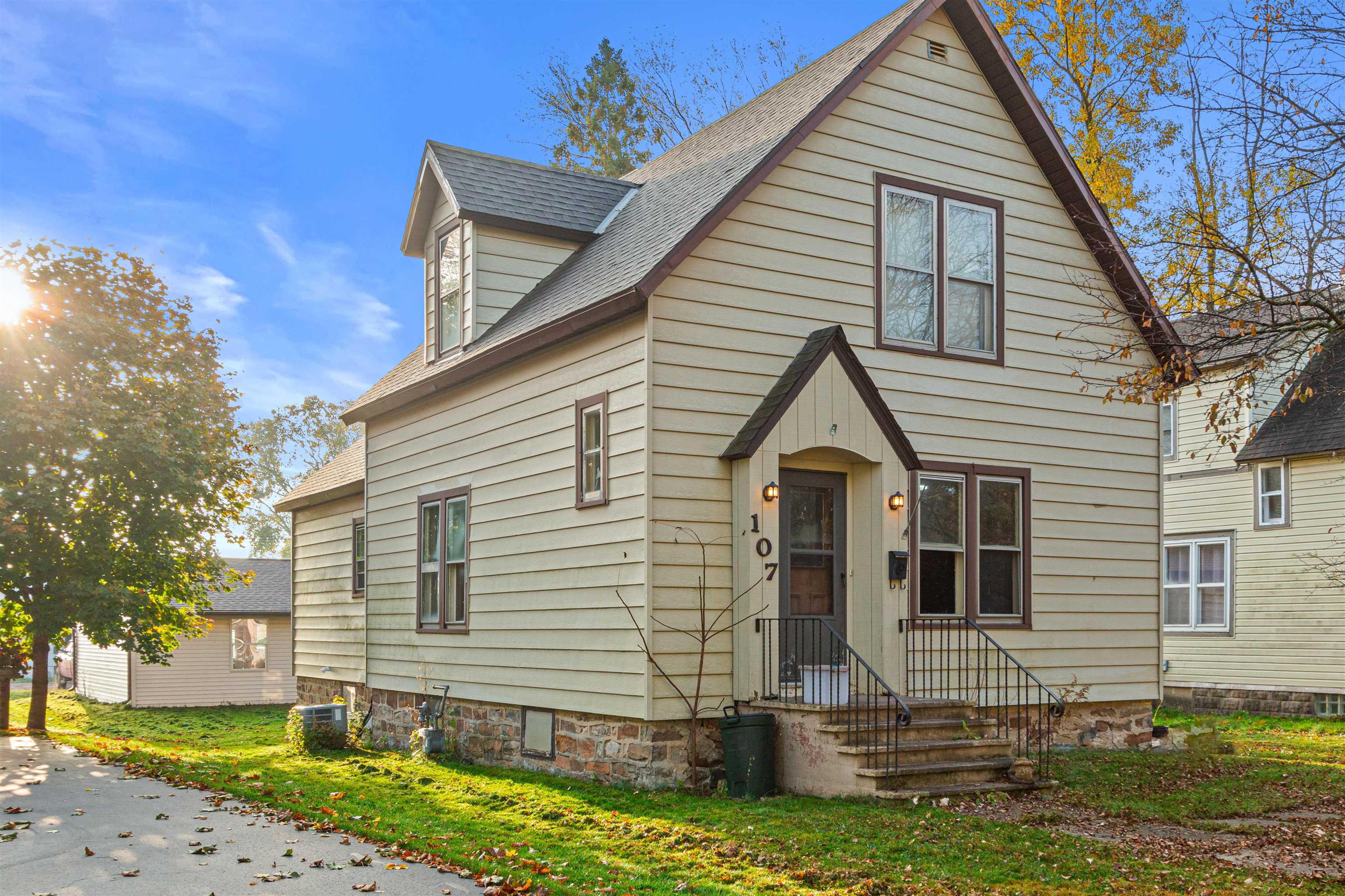 107 S VINE AVENUE Property Photo 1